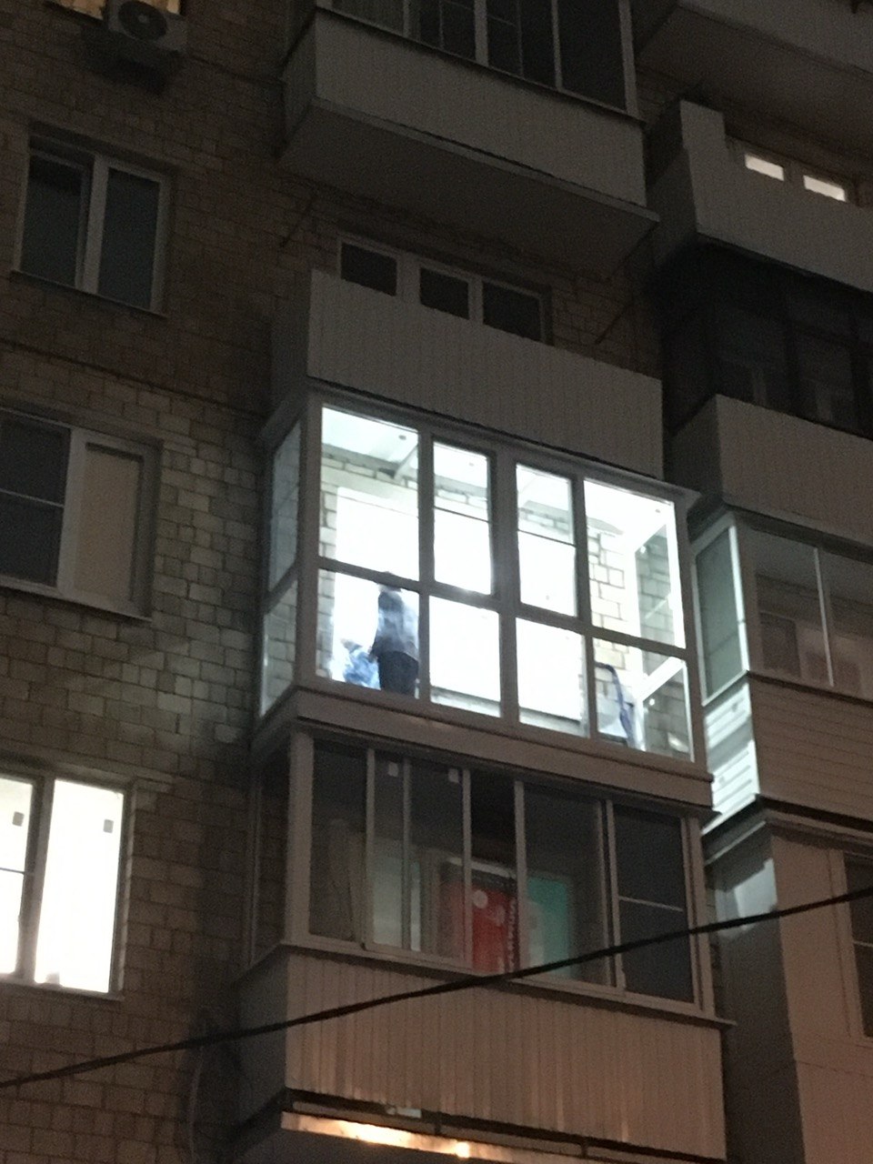 Остекление балкона, вид с улицы вечером